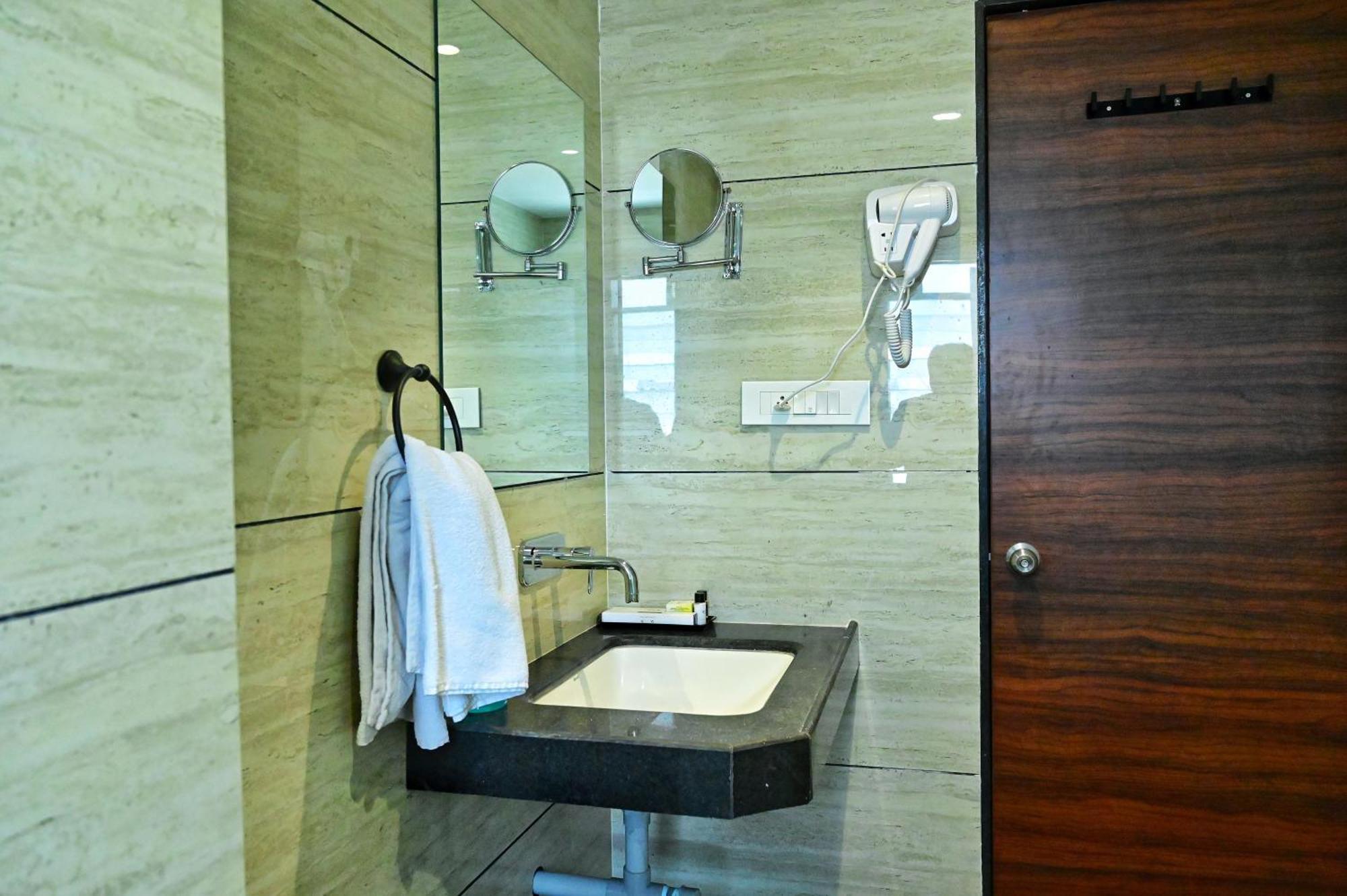 The One Hotel Nashik Buitenkant foto