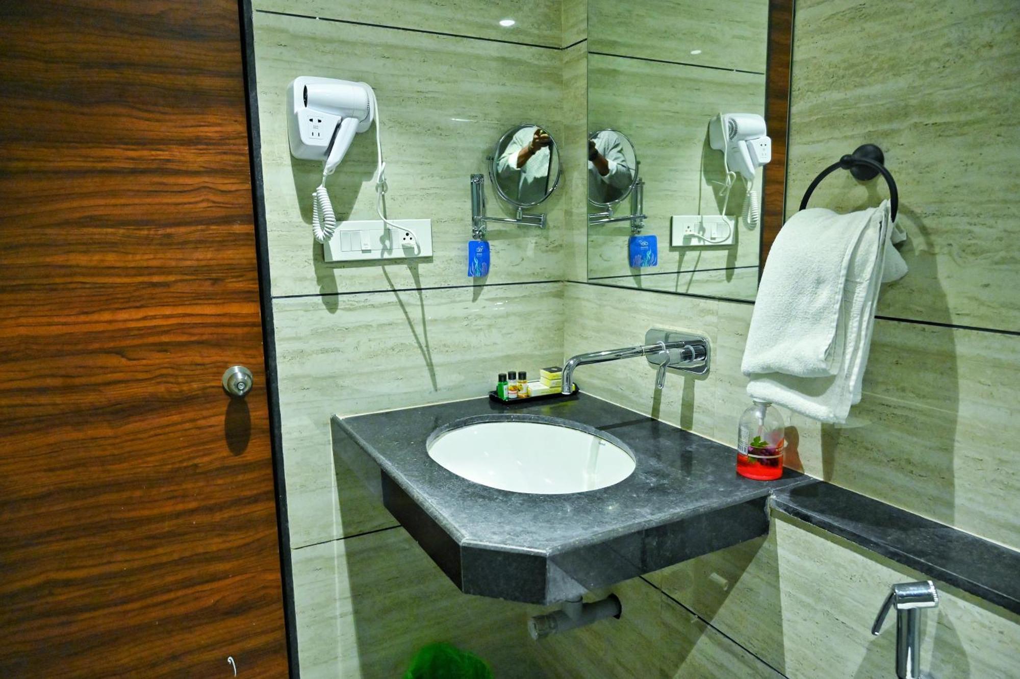 The One Hotel Nashik Buitenkant foto