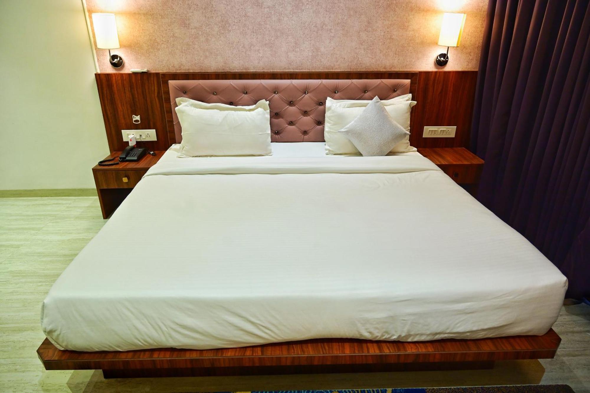 The One Hotel Nashik Buitenkant foto