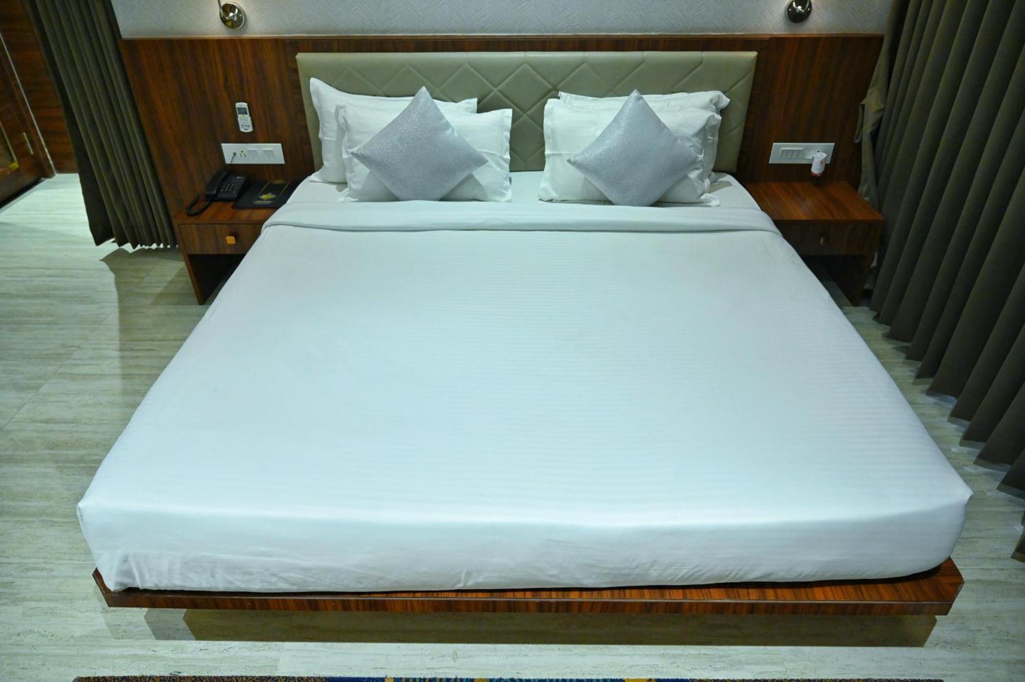 The One Hotel Nashik Buitenkant foto